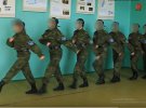 На Донбассе оккупанты учат детей воевать в так называемых военно-патриотических клубах. Генпрокуратура Украины объявила заочно подозрения двум руководителям "клубов". Их разыскивают