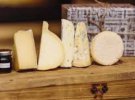 У асортименті 20 видів крафтових сирів