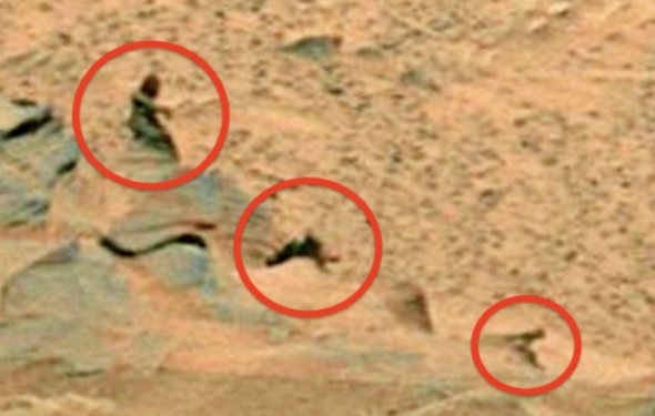"Охотник за инопланетянами" Скотт Воринг утверждает, что на фотографии, которую сделал марсоход NASA, изображена женщина, мужчина и ребенок
