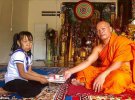 Буддистські монахи стверджують, що незвичайна зовнішність Бо є наслідком поганої карми.