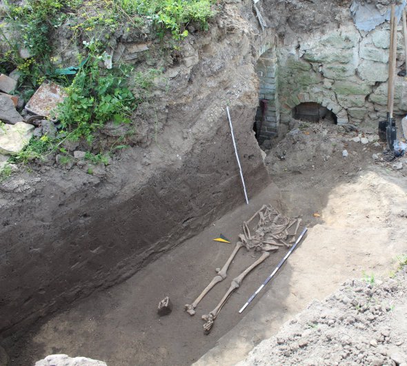 Во дворе сельского дома раскопали захоронения русича и бытовые предметы XII - XIII в.
