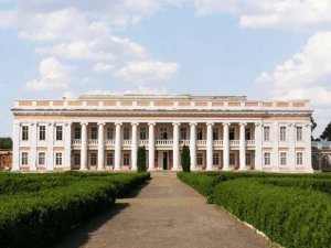 Часть дворца Потоцких планируют сдать в аренду под отель. Фото: discoverukraine.com.ua