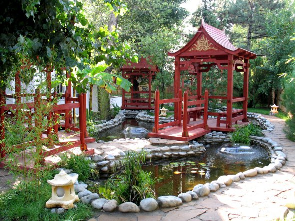 Беседка в виде пагоды является одним из главных атрибутов японских садов.