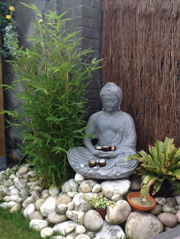 Выражение лица Будды излучает спокойствие и умиротворение.