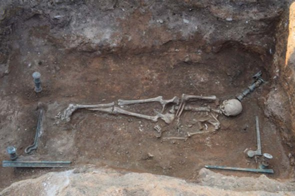 Жіноче поховання виявлене на бронзовому ложі у Греції