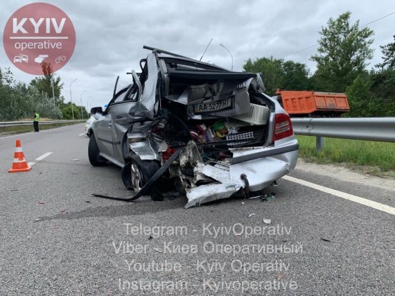 У Києві фургон із хлібом розчавив жінку в легковику