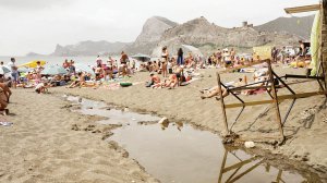 Туристи відпочивають на пляжі в місті Судак 9 серпня, де через аварію на колекторі стався витік стічних вод