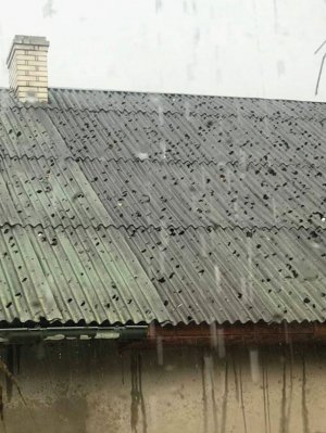 Сильний град пошкодив дахи в кількох десятках будинків у райцентрі Сторожинець Чернівецької області та сусідньому селі Панка. Падав майже 15 хвилин