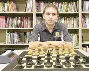 Вінничанин Ілля Нижник з 2014 року живе у США, вивчає кібербезпеку у Вебстерському  університеті в місті Сент-Луїс. У шахи грає з чотирьох років