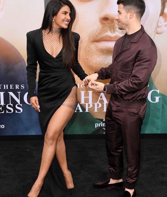 У відвертій сукні Прянка Чопра побувала на прем'єрі фільму "Chasing Happiness" зі своїм чоловіком Ніком Джонасом 
