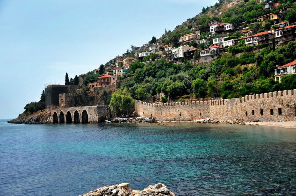 Стародавню візантійську фортецю XIII століття в Аланії звели турки-сельджуки 1221 року. Мала 83 бастіони. Згодом добудували близько 400 цистерн для забезпечення міста водою