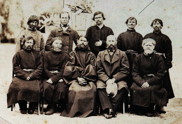 Григорій Ґалаґан (сидить другий праворуч) із членами правління Сокиринського позичково-ощадного товариства імені Павла Ґалаґана. Створили його 1872-го. Назвали на честь сина Григорія Ґалаґана, який помер за два роки до того. Поміщик передав правлінню кам’яний будинок із коморою, меблями, канцелярським приладдям. Перерахував 3 тисячі карбованців з умовою, що частина прибутку піде на створення лікарні, пожежної частини та організацію ремісничих класів у місцевому училищі. Спочатку до складу товариства входили 16 осіб. 1899 року його послугами користувалися 960 людей із 22 сіл