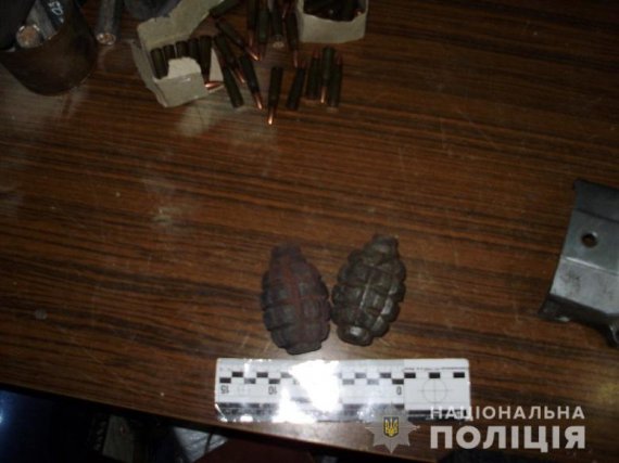 У Києві чоловіки   викрали свого товариша і вибивали із нього зізнання у скоєння крадіжки. Їх  затримали. Під час обшуку виявили наркотики та боєприпаси