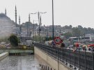 В турецком Стамбуле прошел сильный дождь, который превратил город в реку