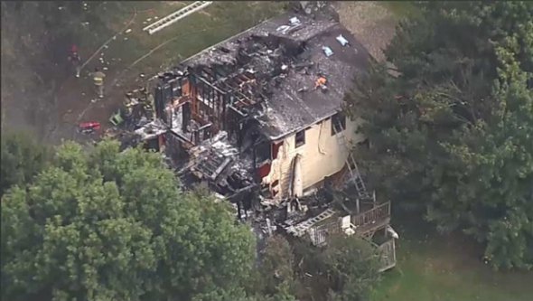 У США літак впав на житловий будинок. Фото: nbcnewyork.com
