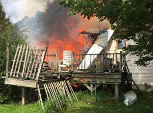 У США літак впав на житловий будинок. Фото: nbcnewyork.com