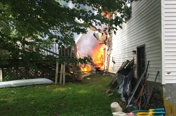 У США літак впав на житловий будинок. Фото: nbcnewyork.com