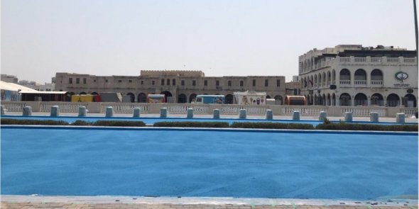 Одну из дорог в катарской столице Дохи перекрасили в синий цвет
