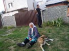 83-річна Євдокія Година сидить під парканом будинку в селі Розсошенці, де живе з донькою Оленою та зятем Сергієм