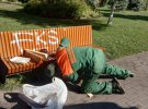 Вандалы разрисовали скамейки и налили моющее средство в фонтан в сквере Сагайдачного в Киеве