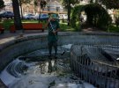 Вандалы разрисовали скамейки и налили моющее средство в фонтан в сквере Сагайдачного в Киеве