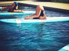 Співачка Леді Гага час від часу поєднує 2 захоплення водночас - басейн і йогу. Фото: People