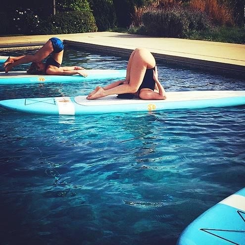 Певица Леди Гага время от времени объединяет 2 хобби одновременно - бассейн и йогу. Фото: People