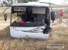 На выезде из поселка Чернобай Черкасской области столкнулись легковушка и рейсовый автобус. Три человека погибли, еще 9 - травмированы