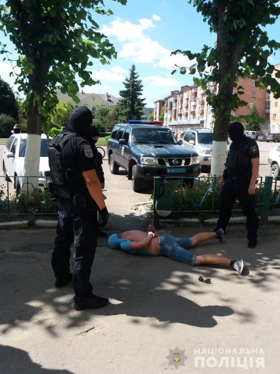 На Житомирщине задержали 45-летнего иностранца, который под дулом пистолета похитил и вывез за границу 25-летнюю местную жительницу