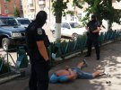 На Житомирщине задержали 45-летнего иностранца, который под дулом пистолета похитил и вывез за границу 25-летнюю местную жительницу