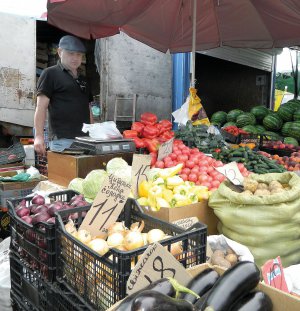 41-річний Ігор Кліпко торгує овочами на ринку Привокзальний у Вінниці. Каже, наприкінці серпня найбільше розкуповують на консервацію баклажани, помідори, перець, цибулю, моркву