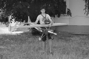 Черкасець Андрій Плаксюк показує свій літак ”Орлик”. Важить 6,5 кілограма. Працює на двигуні від мотокоси