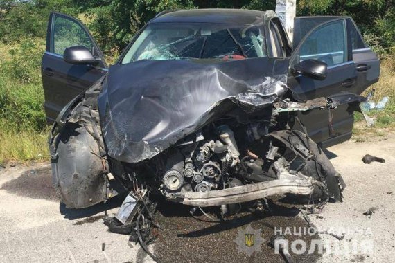 Поблизу с. Гоголів на Київщині у аварії загинув поліцейський та його 7-річна пасажирка. Їхнє авто Chevrolet на великій швидкості протаранила 37-річна жителька столиці за кермом позашляховика Audi