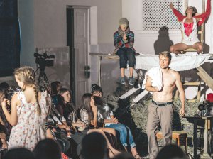 Юрій Радіонов (голий по пояс) у виставі ”Кайдаші 2.0” київського ”Дикого театру” грає молодшого сина Омелька Кайдаша — Лавріна, виходить від коханки Тетяни (ззаду на драбині) — актриса Анна Абрамьонок, і бачить майбутню дружину Мелашку — втілила Анна Сердюк