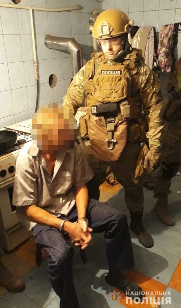 В Днепропетровской области задержали 47-летнего мужчину, который угрожал взорвать гранату в доме