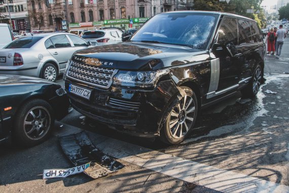 В Киеве Range Rover после столкновения Тesla снес 4 пешеходов на тротуаре