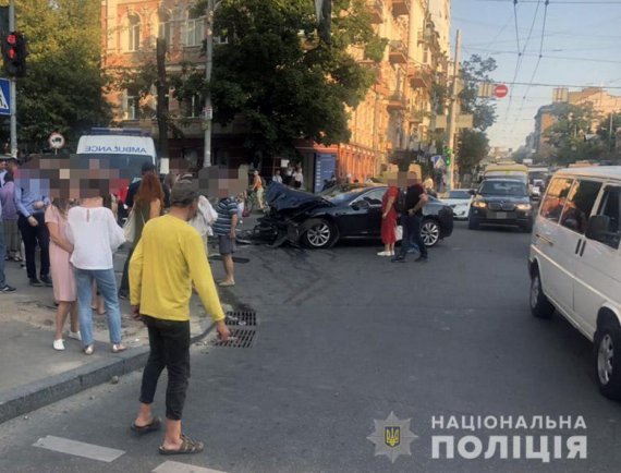 На перекрестке улиц Саксаганского и Льва Толстого в Киеве столкнулись Tesla и Range Rover, от чего последний выбросило на тротуар в толпу пешеходов