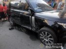 На перехресті вулиць Саксаганського та Льва Толстого  в Києві  зіткнулися Tesla і Range Rover, від чого останній викинуло на тротуар у натовп пішоходів