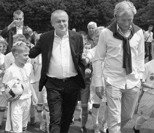 Президент київського ”Динамо” Ігор Суркіс (ліворуч) підписав контракт з Олексієм Михайличенком на три роки