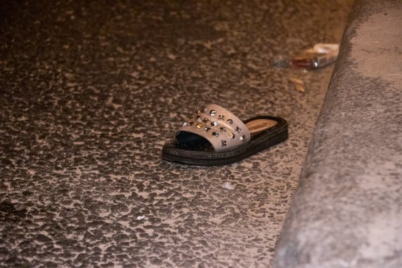 У Києві недалеко від станції метро «Академмістечко»   Mercedes збив на смерть  дівчину-пішохода, а сам утік