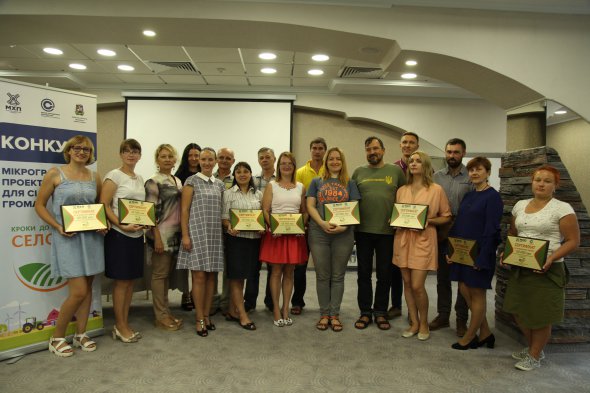 14 августа в столичном отеле "Лыбидь" представители МХП торжественно наградили сертификатами на получение гранта от МХП размером 50 тысяч гривен 12 победителей проекта