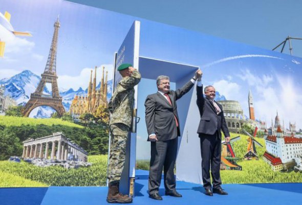 Президент Украины Петр Порошенко с президентом Словакии Андреем Киской на украинском-словацкой границе во время церемонии по случаю введения безвизового режима.