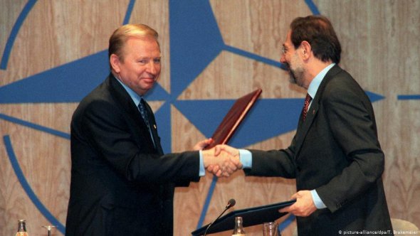 Президент Украины Леонид Кучма и генсек НАТО Хавьер Солана после подписания Хартии о партнерстве. 1997 год.