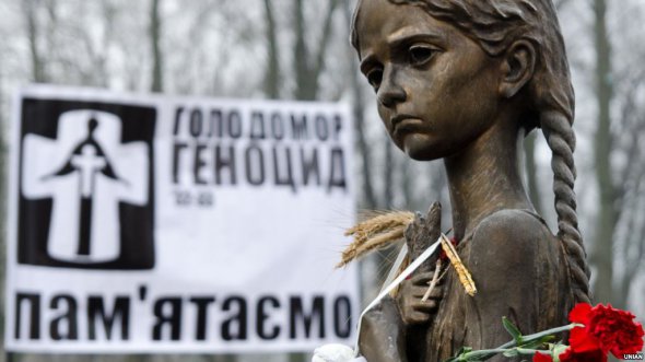 Скульптура дівчинки з колосками в руках на Меморіалі жертв Голодомору 