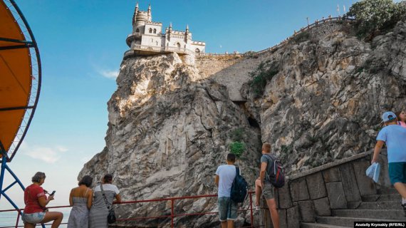 Резиденція "Ластівчине гніздо" - найвідоміший символ кримського Південного узбережжя і усього півострова