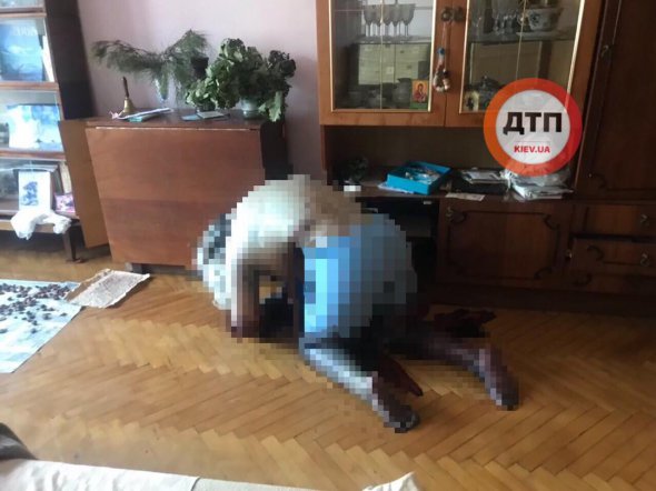 У квартирі на вулиці Вишгородській, 44 у Києві виявили тіло чоловіка. Трупний запах відчули сусіди і викликали поліцію