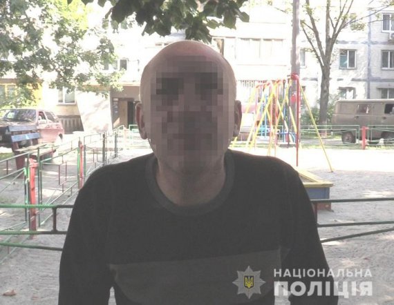 В Киеве 50-летний мужчина забил до смерти лопатой 52-летнюю жену. Полицию вызвал следующий день