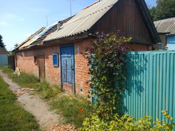 У селі Розсошенці Полтавського району одна сусідка найняла людей,щоб розібрати сараї своїх сусідів - ті твердять, що незаконно