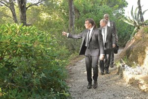 Президент Франції Еммануель Макрон (попереду) 19 серпня зустрівся з російським колегою Володимиром Путіним у фортеці Брегансон на Лазурному узбережжі