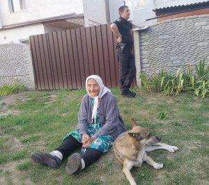 Євдокія Година сидить під парканом будинку в селі Розсошенці в передмісті Полтави. Шість років жила там із донькою Оленою та зятем Сергієм. Жінку мають влаштувати в пансіонат